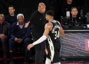 米兰体育入口-雄鹿主场力克马刺，米德尔顿关键时刻砍分