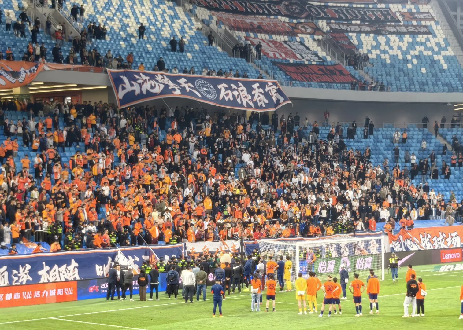 广州富力与青岛黄海交锋，现场火爆角逐