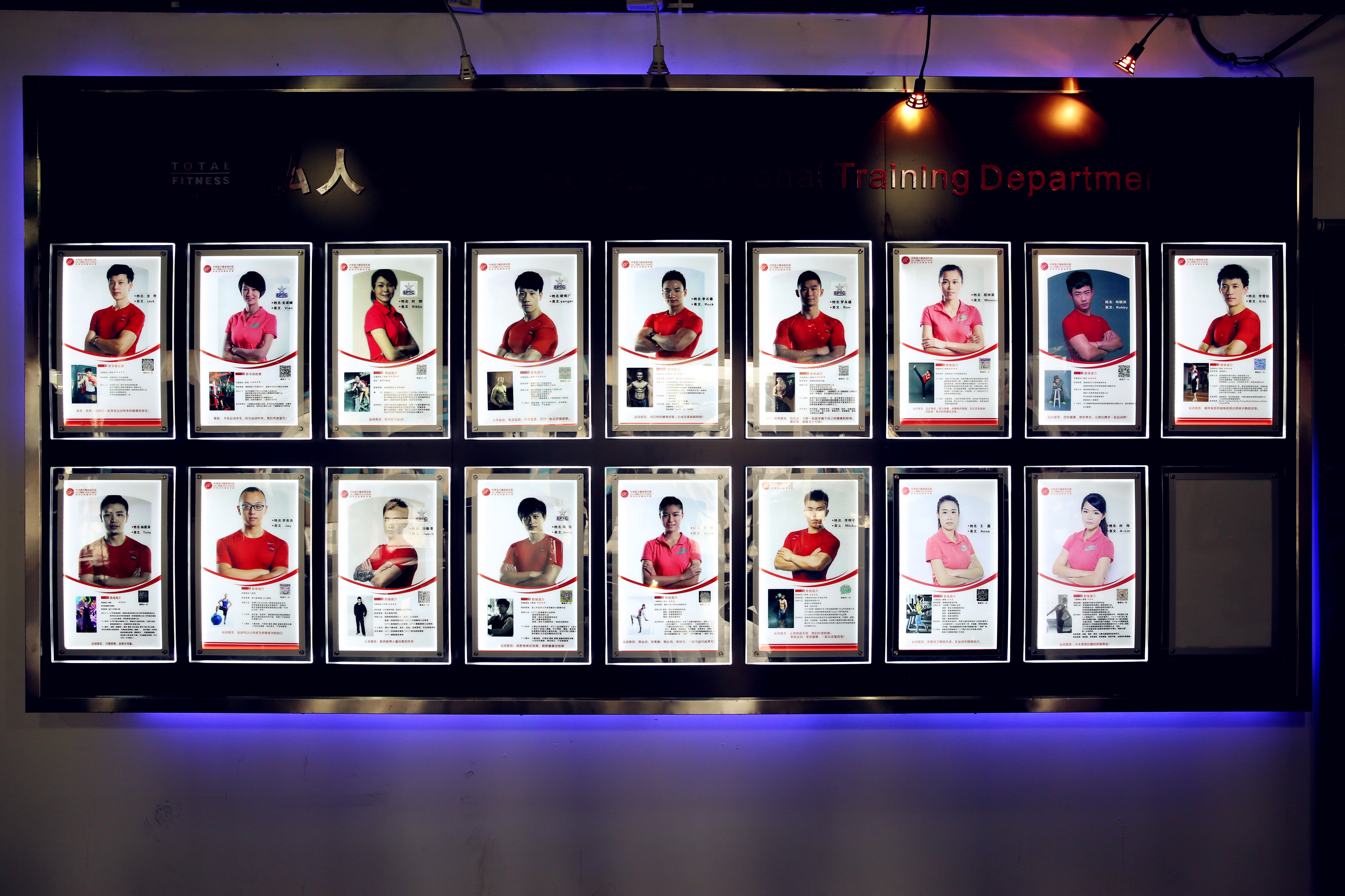 大师级教练风采翩翩，赛场胜利阵容完美