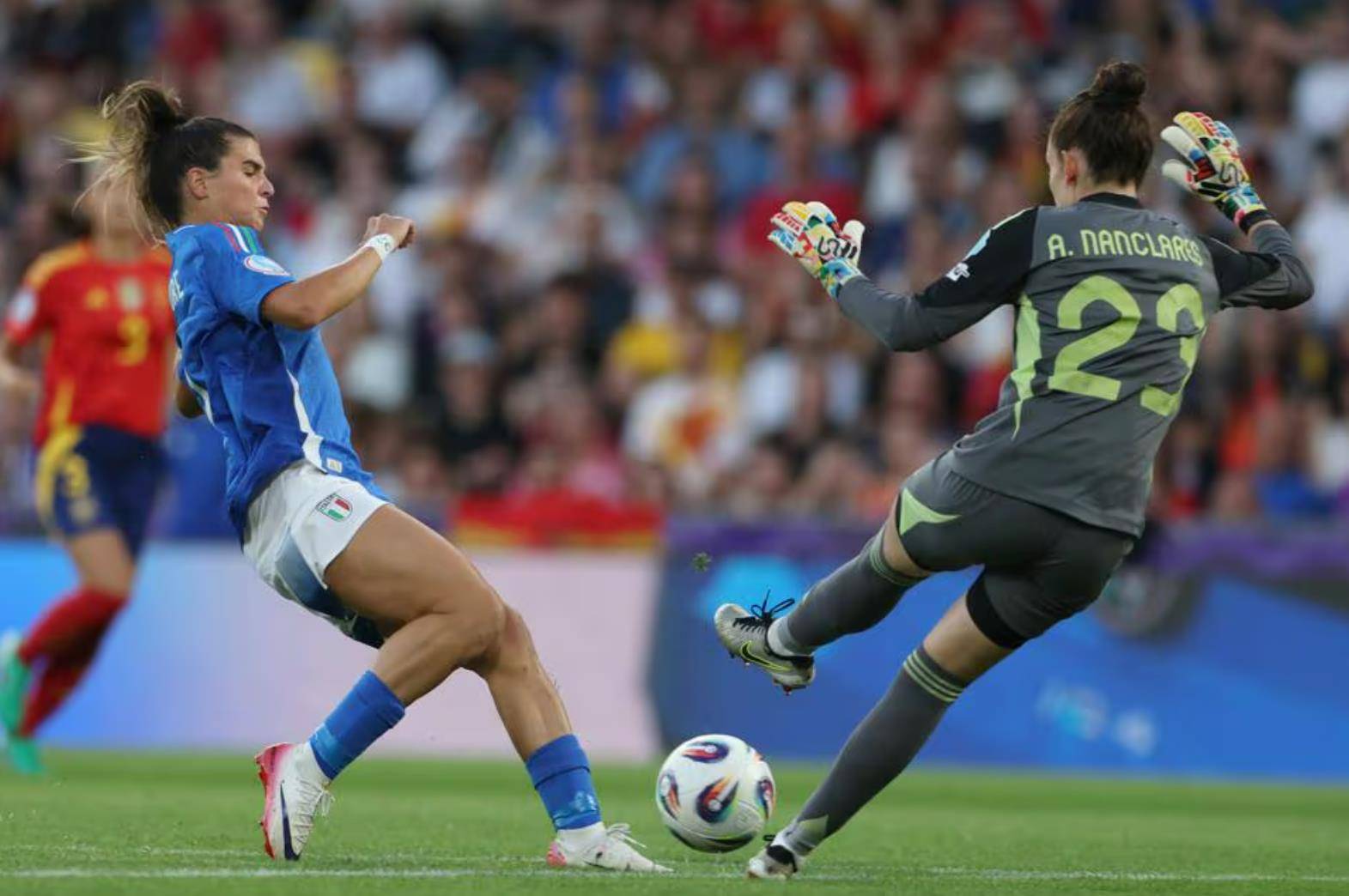 西班牙女足携手晋级,表现抢眼 西班牙女足携手晋级,表现抢眼