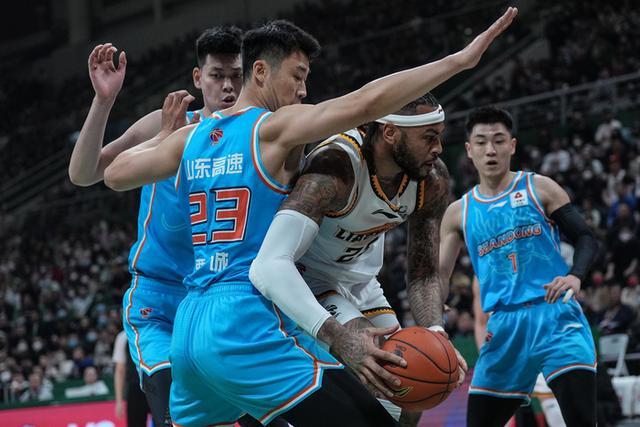 山东队在主场击败福建队保住胜利 山东队在主场击败福建队保住胜利