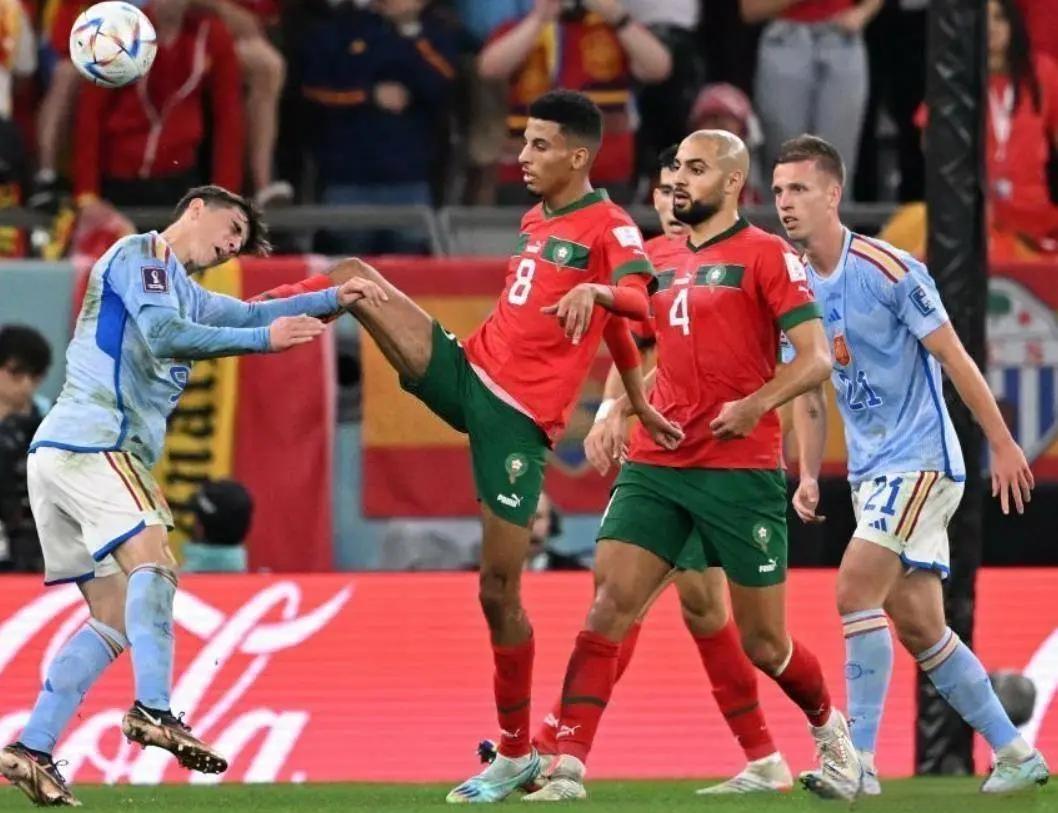 波兰与西班牙在足球场上爆发激战 波兰与西班牙在足球场上爆发激战