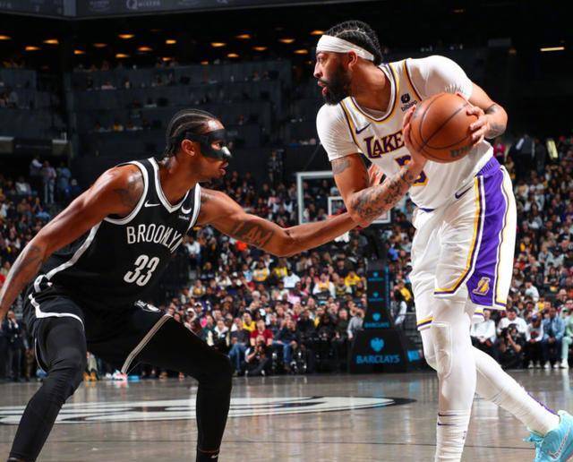 巨星对决!湖人力克篮网取得胜利 巨星对决!湖人力克篮网取得胜利