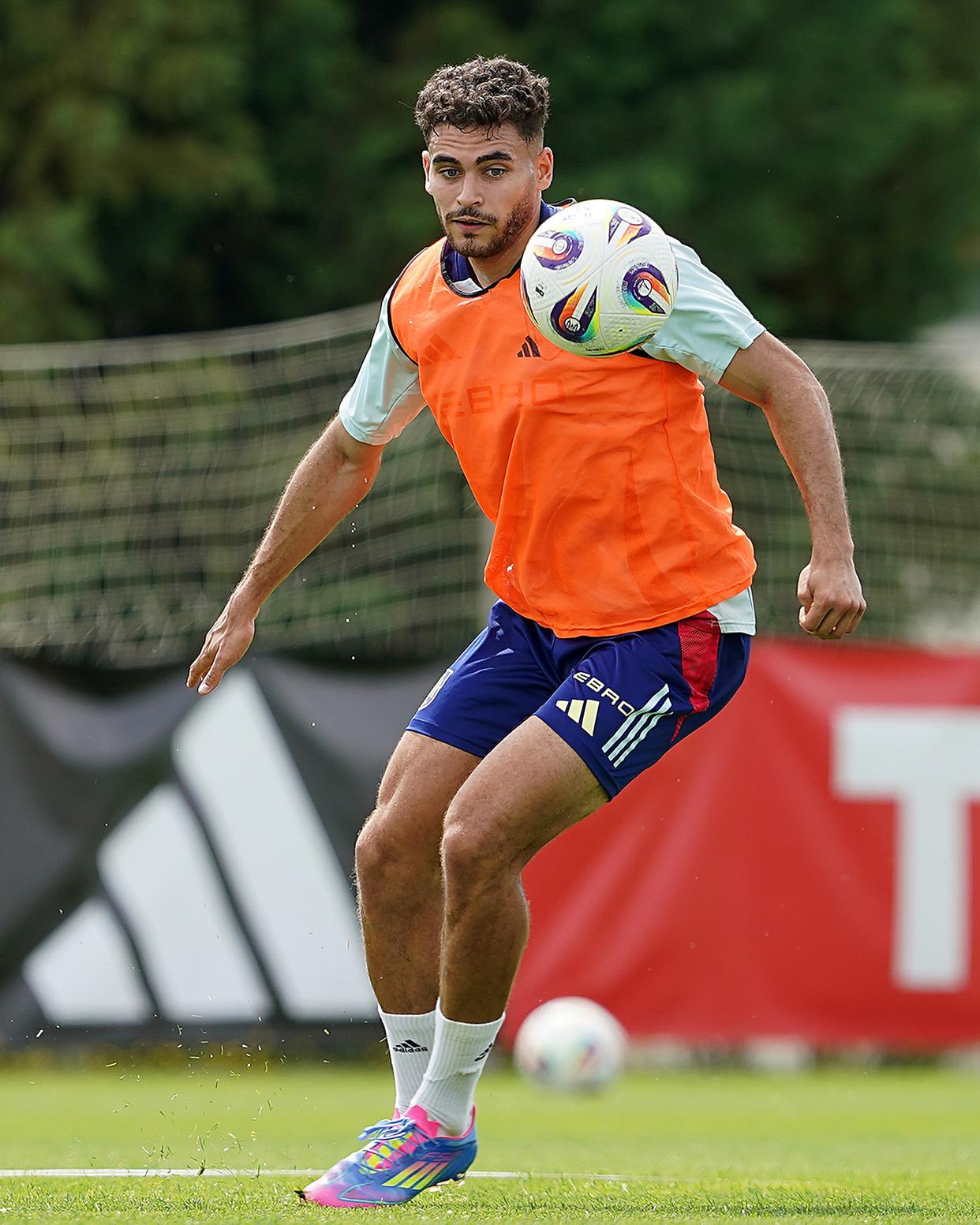 西班牙足球运动员因伤退出比赛的简单介绍 西班牙足球运动员因伤退出比赛的简单介绍