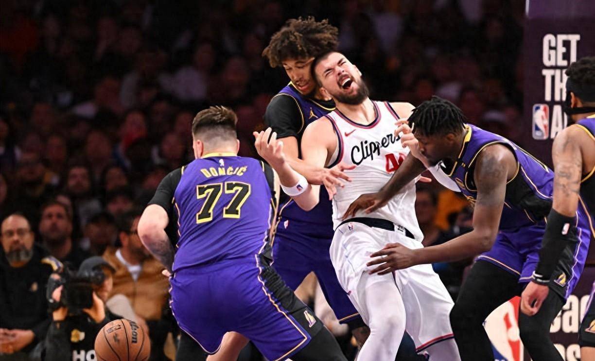 开拓者主场惨败快船,陷入困境的简单介绍 开拓者主场惨败快船,陷入困境的简单介绍