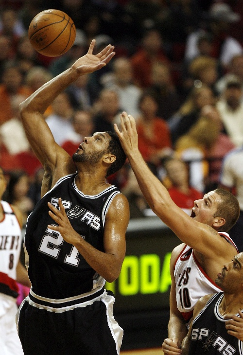 开拓者擒下马刺，墨科米克关键时