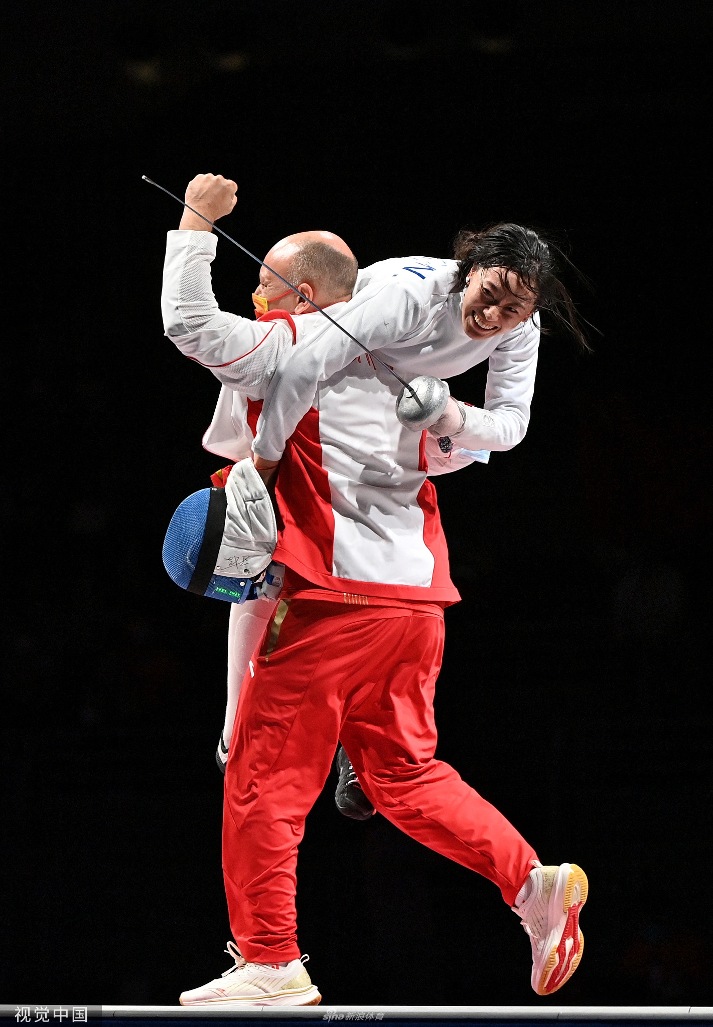 中国选手包揽亚运会击剑男女个人金牌：卫冕冠军孙一文夺冠