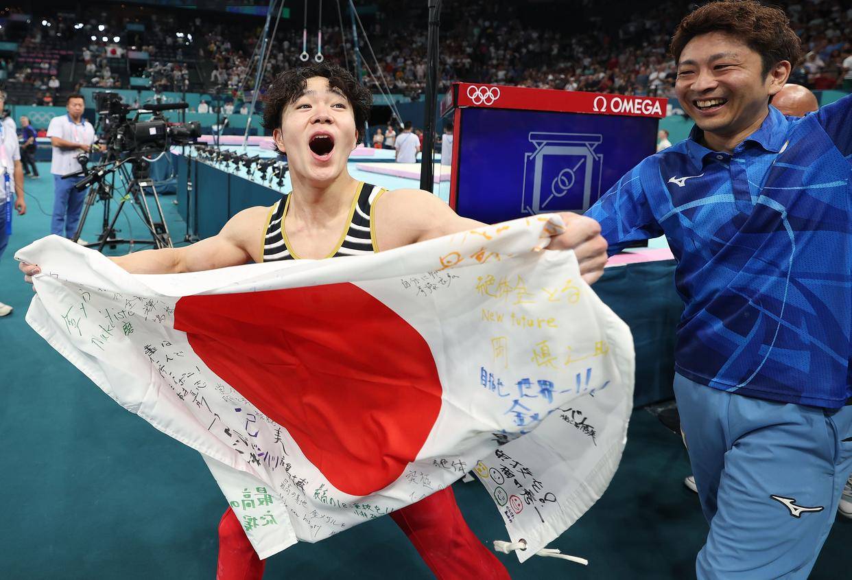 举重比赛上日本选手表现出色，夺得冠军